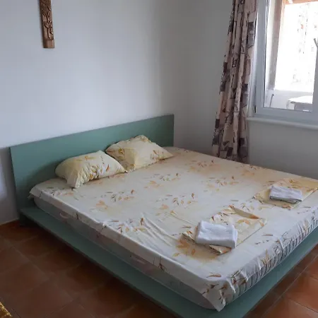 за гости West